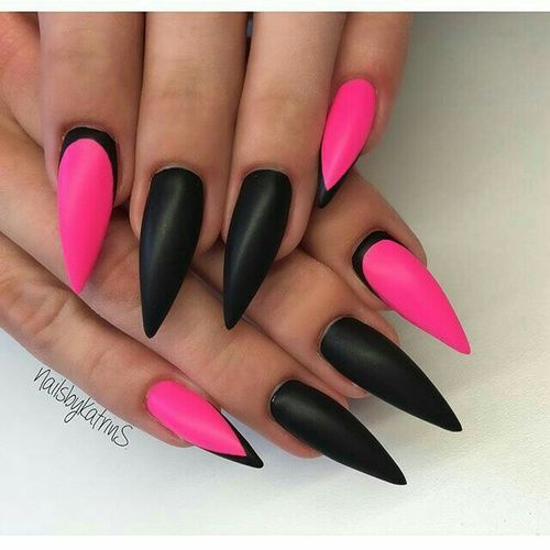 Imagem Com Unhas Decoradas Pretas Com Rosa Vibrante