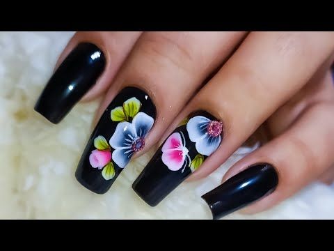 Imagem Com Unhas Decoradas Pretas Com Flores