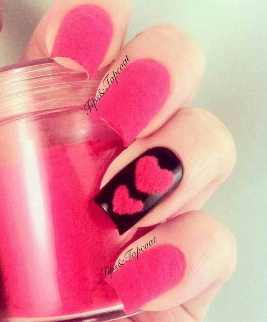 Imagem com unhas de veludo rosa pink com corações