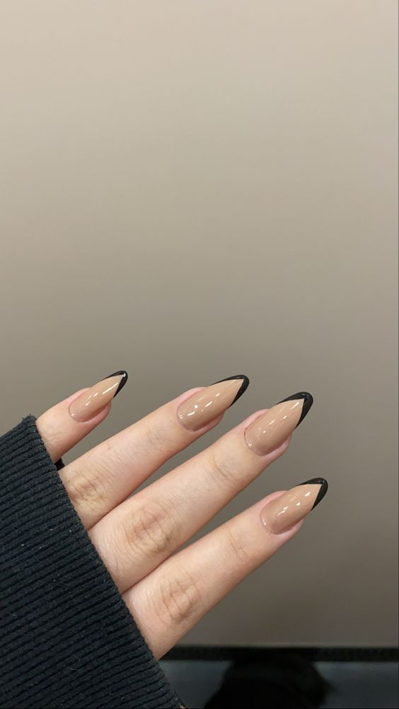 Italiana Nas Unhas Nude Com Preto Em Stiletto Imagem Com Italiana Nas Unhas Nude Com Preto Em Stiletto