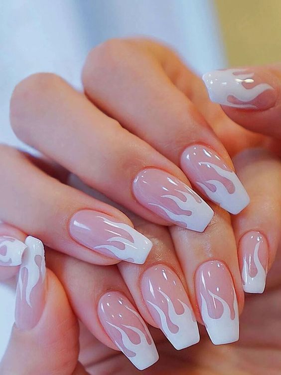 Imagem Com Unhas De Fogo Delicadas