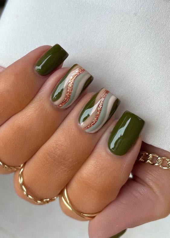 Imagem Com Esmalte Verde Militar E Muito Dourad