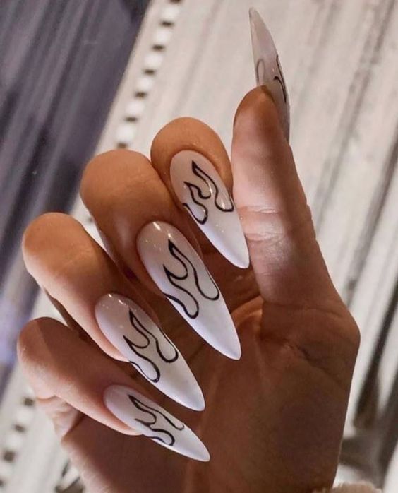 Imagem Com Unhas Brancas Com Traço De Fogo Em Formato Stiletto