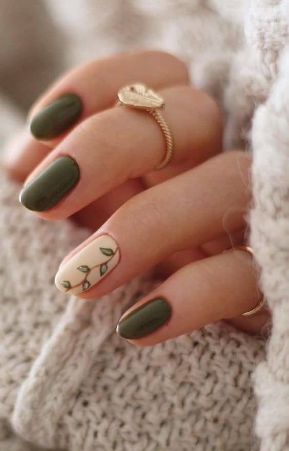 Imagem Com Esmalte Verde Militar E Desenho Da Natureza