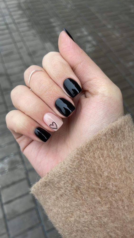 Unhas Nude Com Preto E Pequenos Corações No Canto De Uma Unha Imagem Com Unhas Nude Com Preto E Pequenos Corações No Canto De Uma Unha