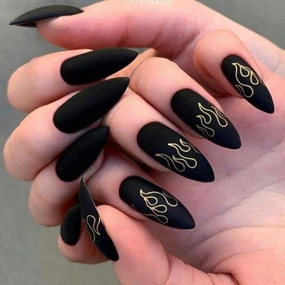 Imagem Com Unhas De Fogo Dourado Com Preto