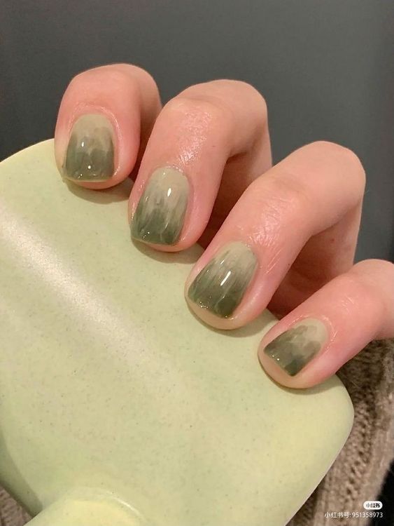 Imagem Com Esmalte Verde Militar E O Degradê