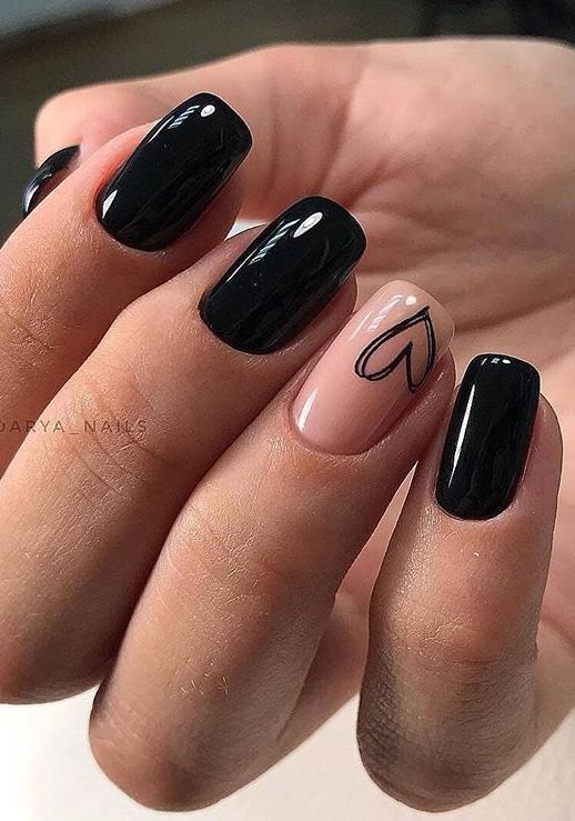 Imagem Com Unhas Nude Com Preto E Pequenos Corações