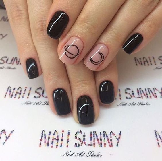Unhas Nude Com Preto E Desenho De Lua E Júpiter Imagem Com Unhas Nude Com Preto E Desenho De Lua E Júpiter