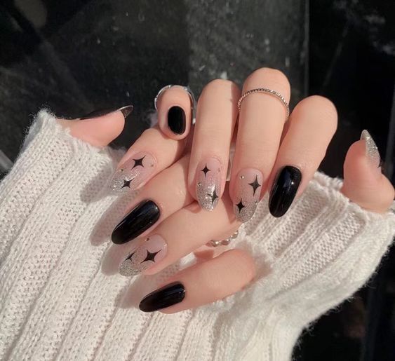 Imagem Com Unhas Nude Com Preto Com Glitter E Nail Art