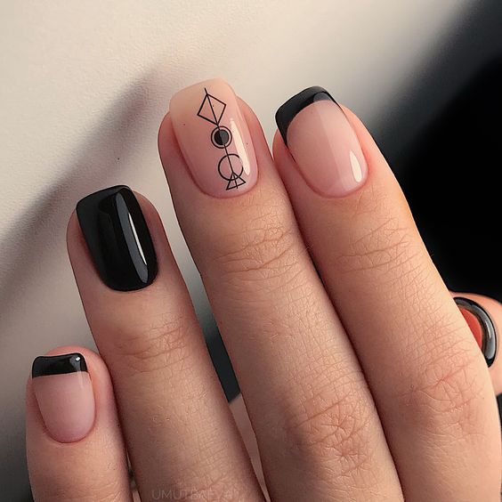 Imagem Com Unhas Nude Com Preto E Símbolos Geométricos