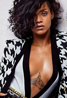 Imagem com long bob ondulado na cantora Rihanna