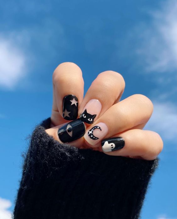 Unhas Nude Com Preto E Desenho De Gato, Fantasma, Estrelas, Lua E Olho Imagem Com Unhas Nude Com Preto E Desenho De Gato, Fantasma, Estrelas, Lua E Olho