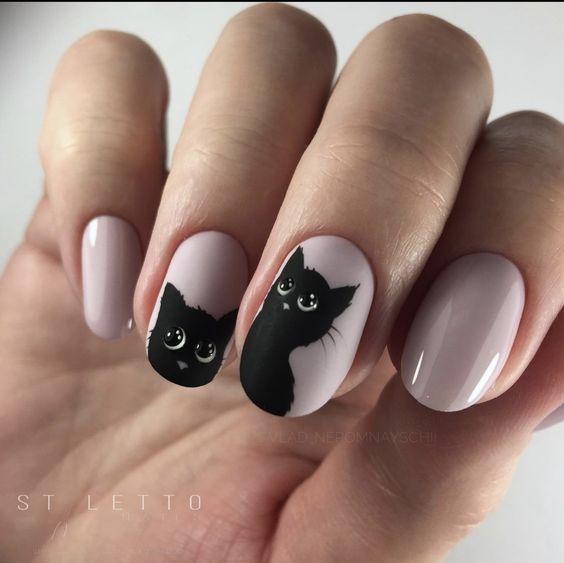 Imagem Com Unhas Nude Com Preto E Desenho De Gato