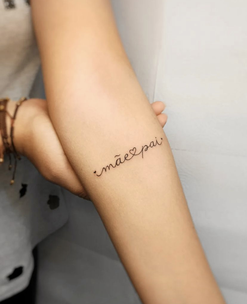 Imagem Com Tatuagem Pequena No Braço Em Homenagem À Mãe E Ao Pai