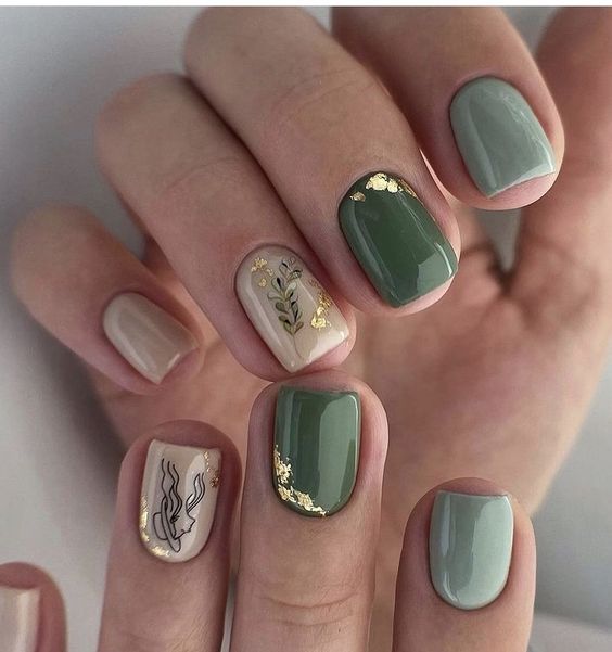 Imagem Com Esmalte Verde Militar, Desenhos Delicados E Glitter Dourado