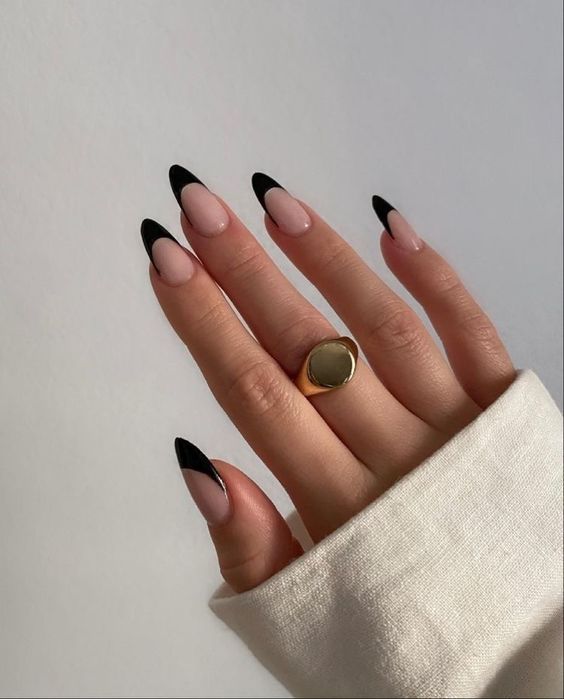Inglesinha Nas Unhas Nude Com Preto Imagem Com Inglesinha Nas Unhas Nude Com Preto