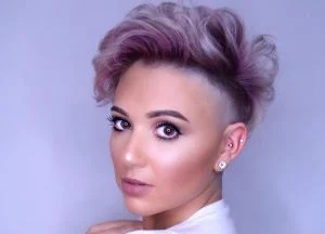 Imagem com Pixie cut com lateral raspada