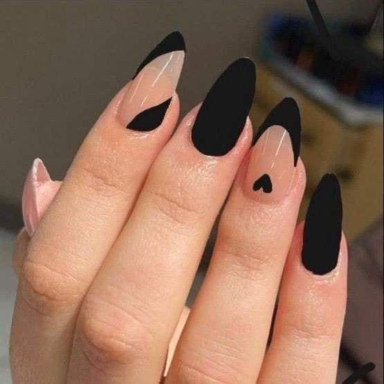 Imagem Com Espanhola Nas Unhas Nude Com Preto