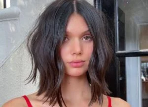 Imagem Com Long Bob Repicado Em Look Simples 