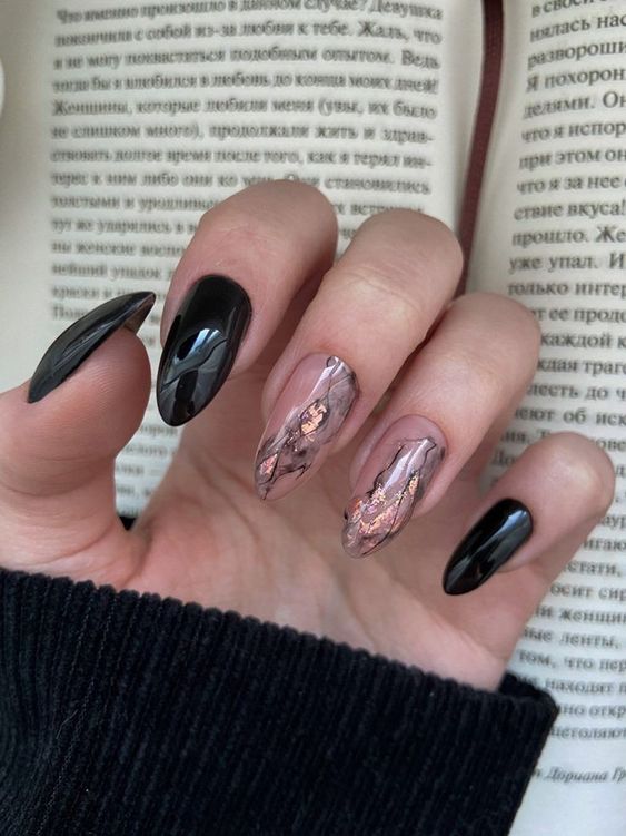 Imagem Com Unhas Nude Com Preto E Folhas De Ouro