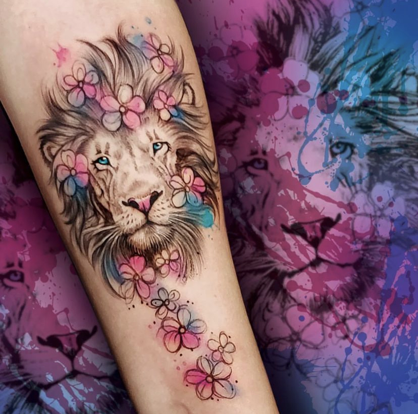 Imagem Com Tatuagem De Leão Com Flores Rosas E Azuis