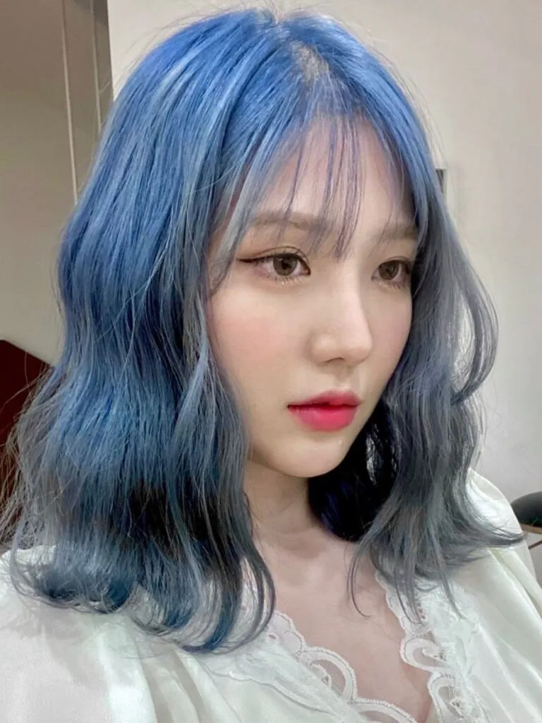 Imagem com Franja coreana em cabelo colorido