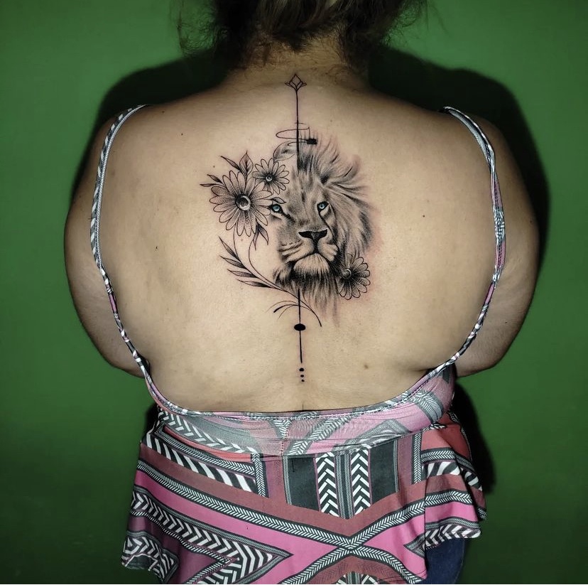 Imagem Com Tatuagem De Leão E Elementos Da Natureza