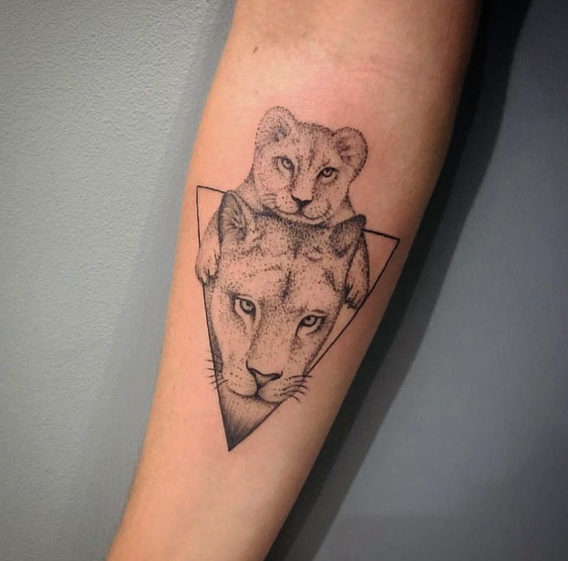 Imagem Com Tatuagem De Leoa E Filhote