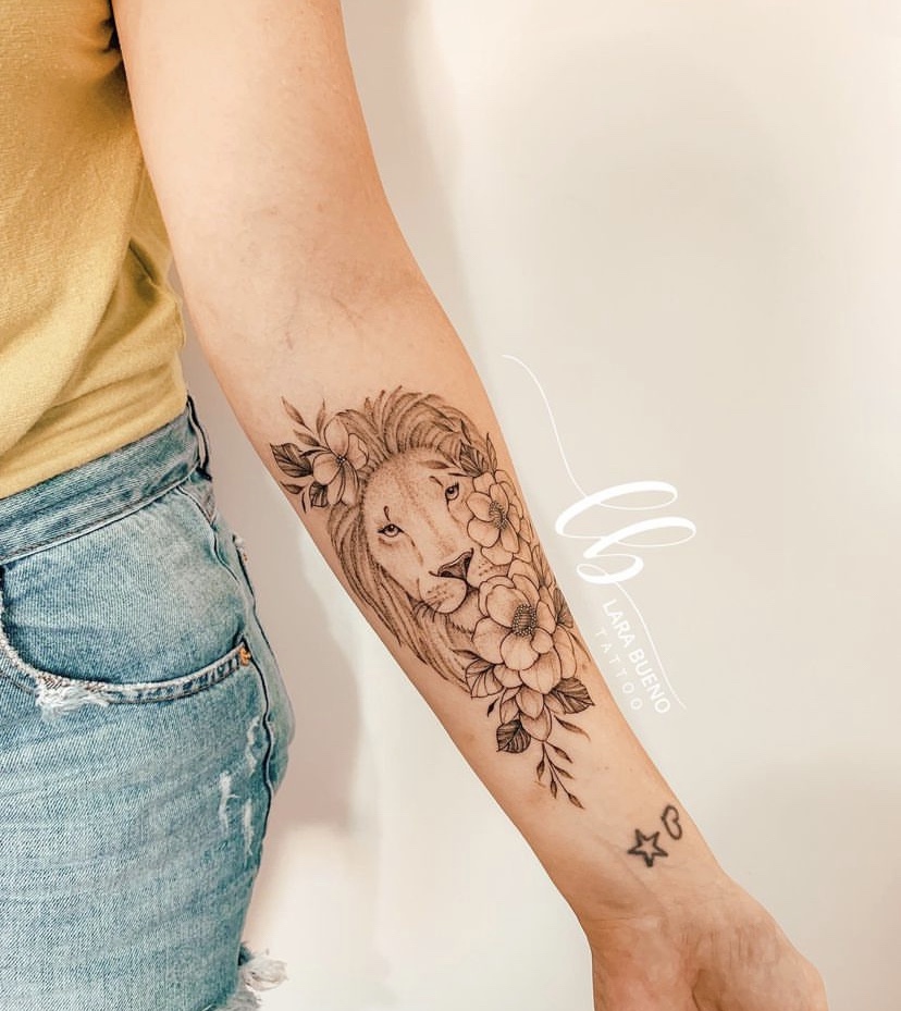 Imagem Com Tatuagem Feminina E Delicada De Leão