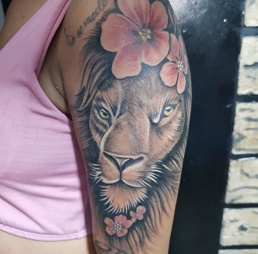 Imagem Com Tatuagem De Leão Com Traços Grossos E Realistas