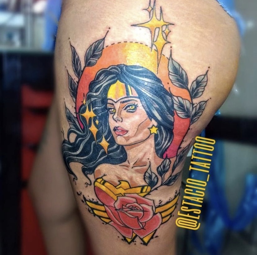 Imagem Com Tatuagem Feminina Grande Estilo Neo Tradicional