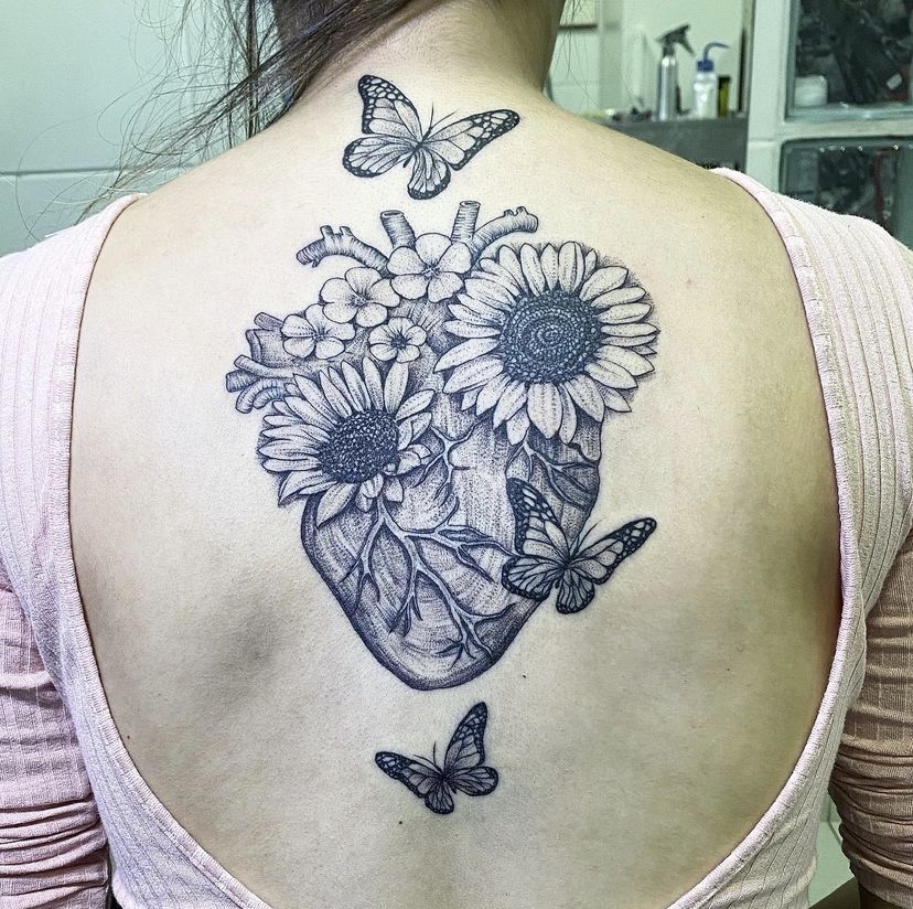 Imagem Com Tatuagem Feminina Grande De Coração, Girassóis E Borboletas