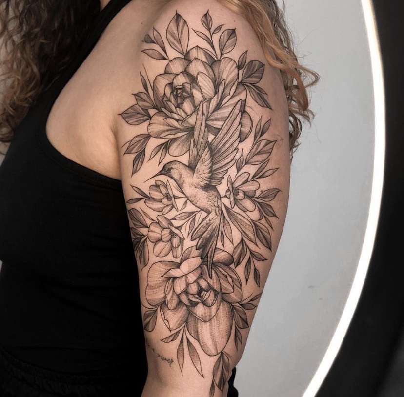 Imagem Com Tatuagem De Rosas E Beija-Flor