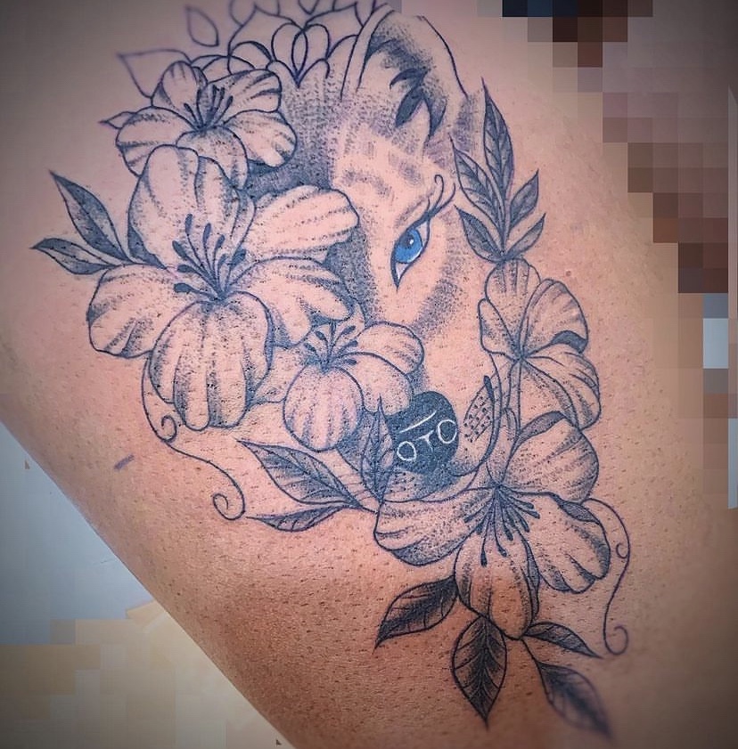 Imagem Com Tatuagem Leão E Flores
