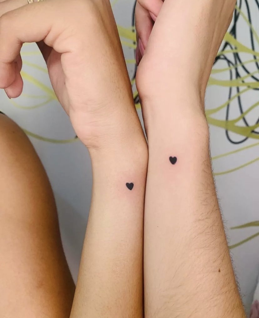 Imagem Com Tatuagem Mini Corações Em Dupla