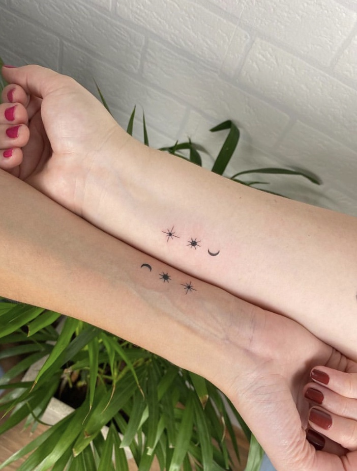 Imagem Com Tatuagem No Braço De Sol, Lua E Estrela Cadente