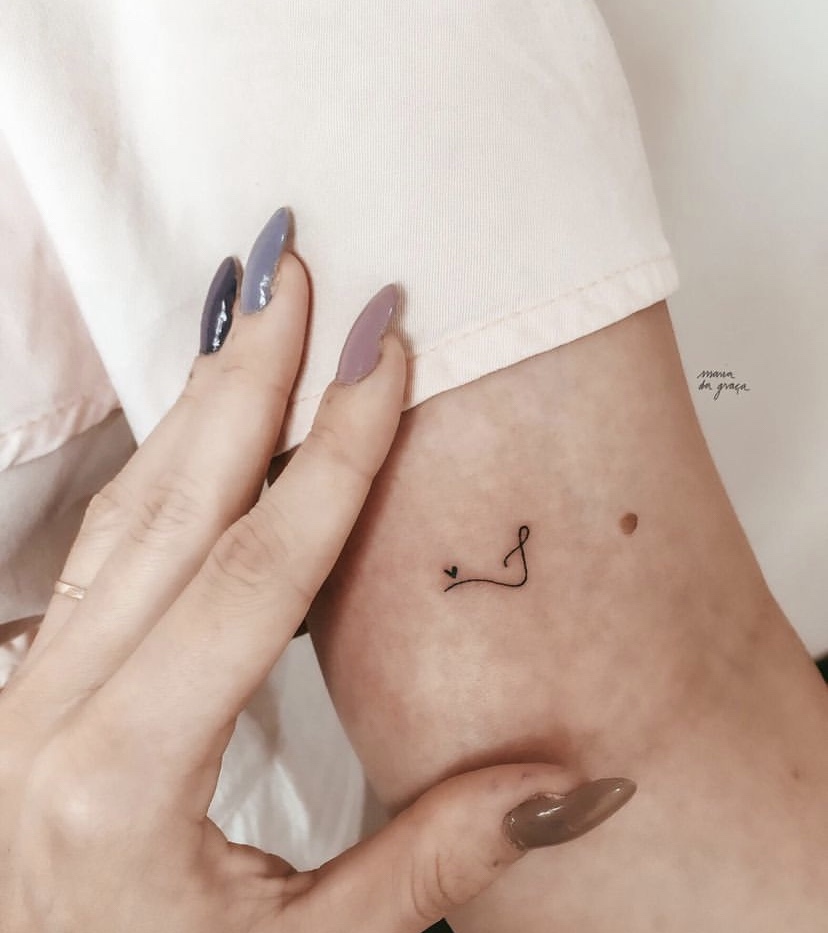 Imagem Com Tatuagem Pequena Com Inicial Do Nome Como Homenagem No Braço
