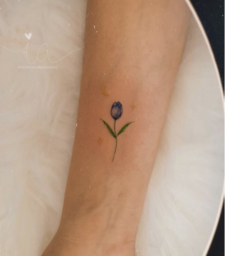 Imagem Com Tatuagem De Tulipa Pequena