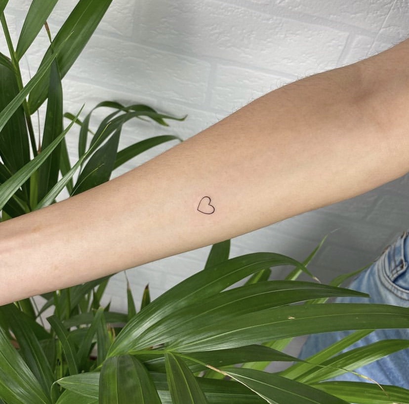 Imagem Com Tatuagem De Coraçãozinho Fine Line