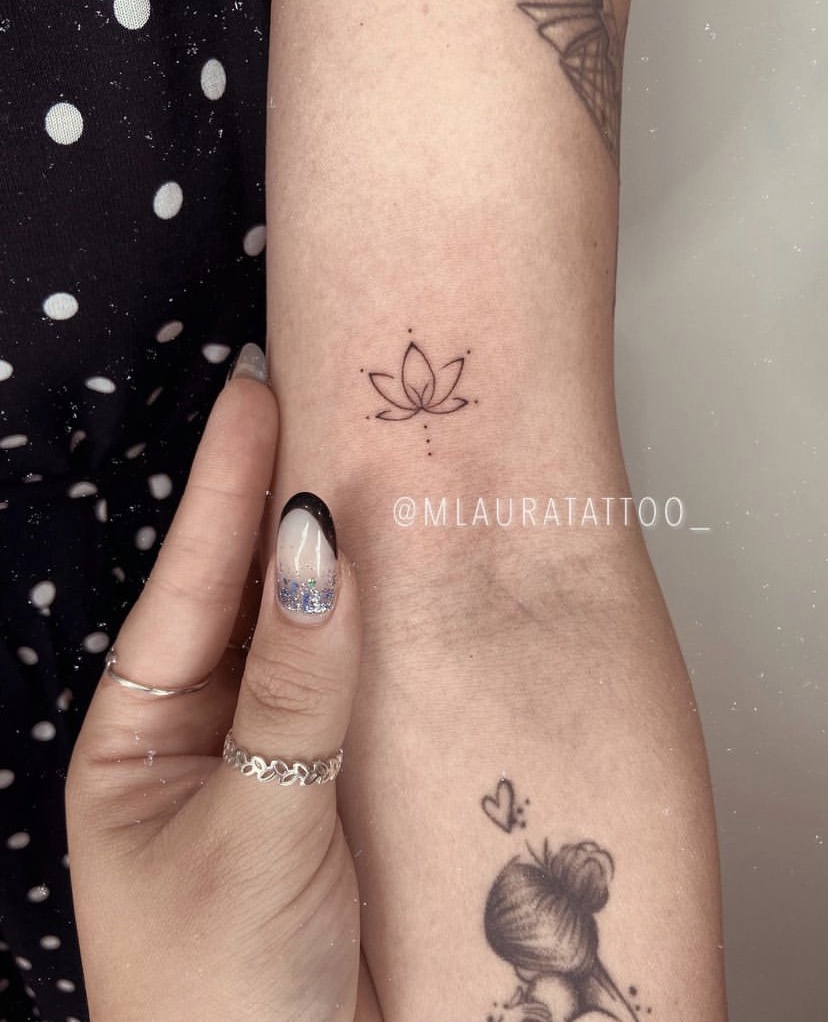 Imagem Com Tatuagem Flor De Lótus Fine Line