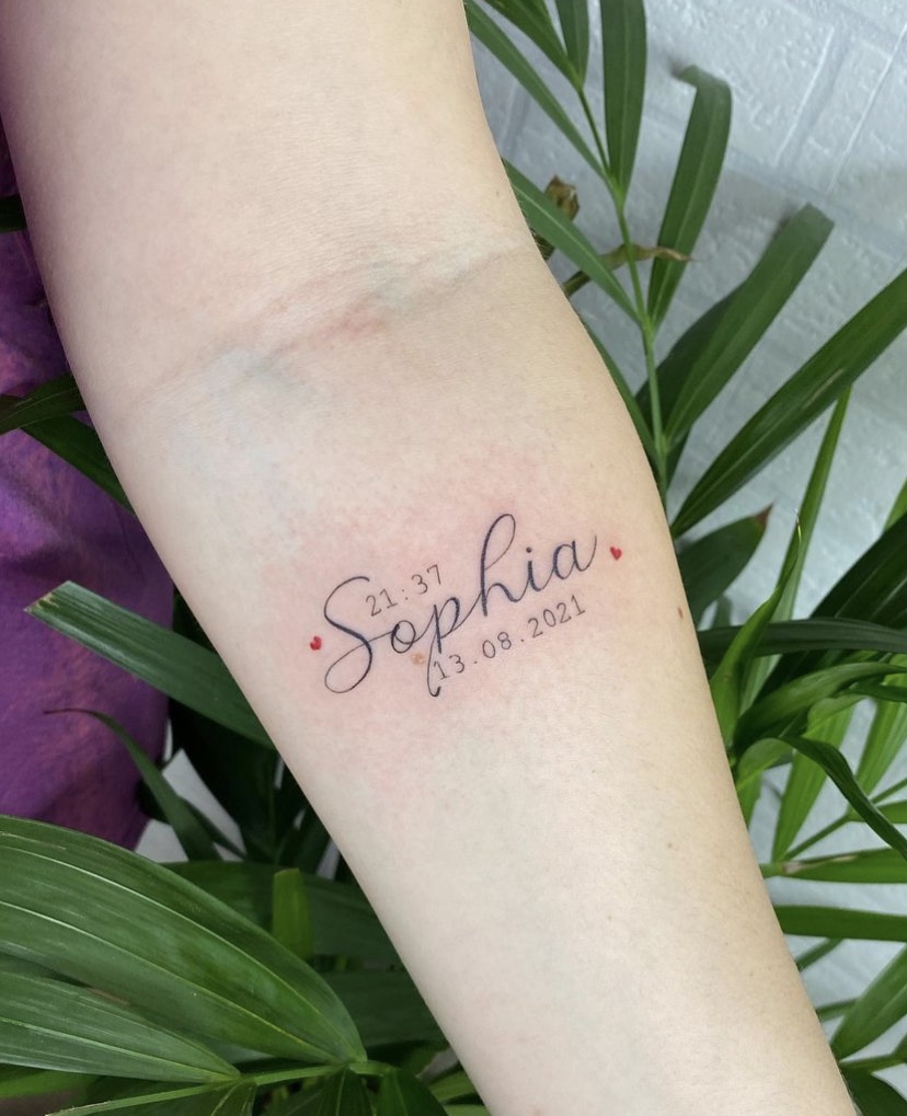 Imagem Com Tatuagem De Homenagem Com Nome, Data E Hora De Nascimento No Braço