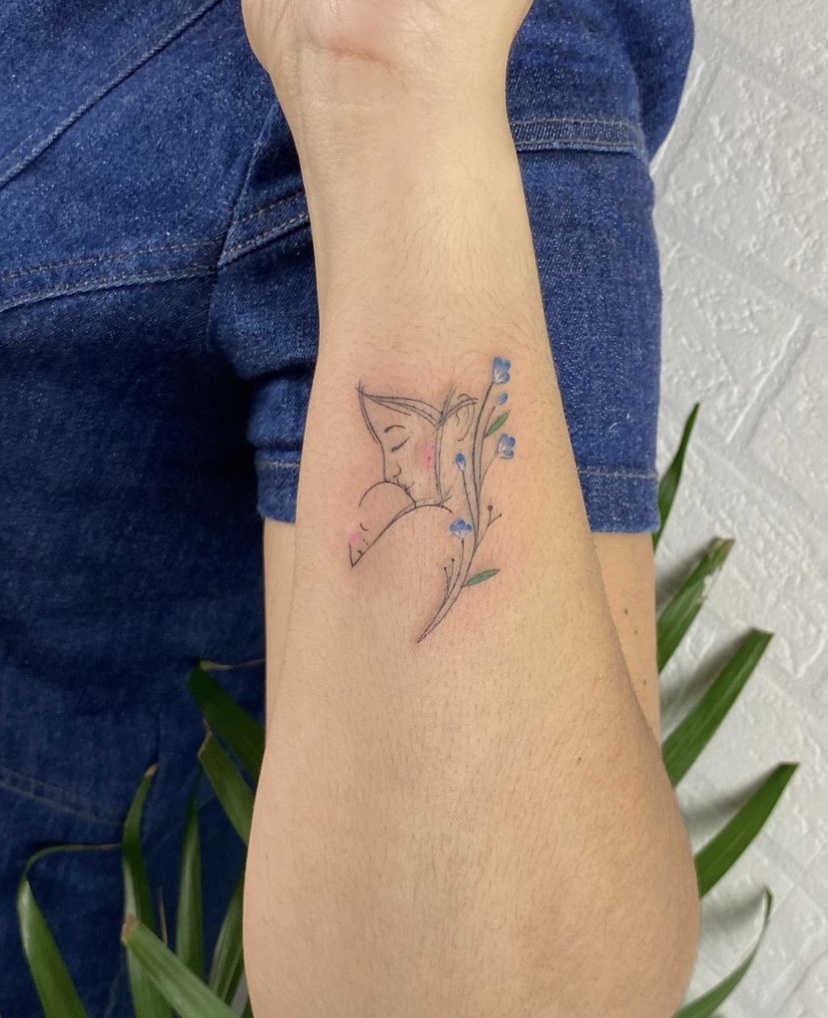 Imagem Com Tatuagem De Mamãe, Bebê E Tulipas Azuis