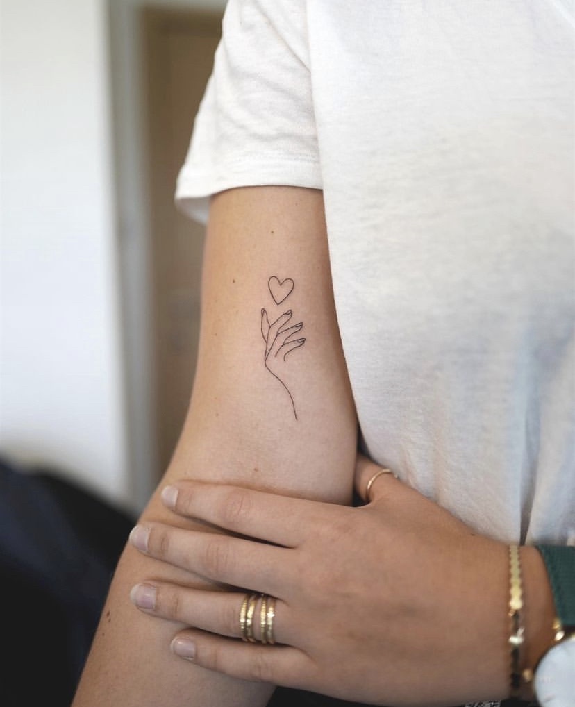 Imagem Com Tatuagem Pequena No Braço De Mão