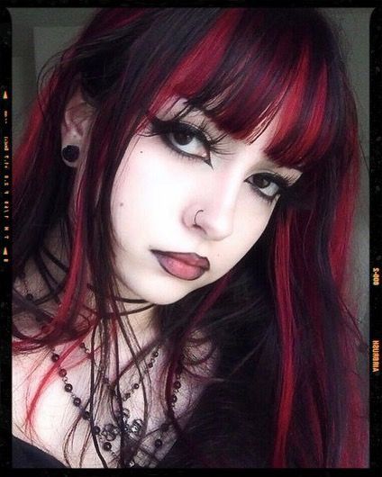 Imagem Com Cabelo E-Girl Preto Com Mechas Vermelhas