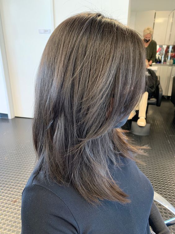 Imagem com corte de cabelo no ombro em cabelo natural