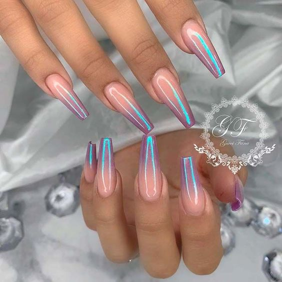 Imagem Com Unhas Holográficas Com Pontas Coloridas 