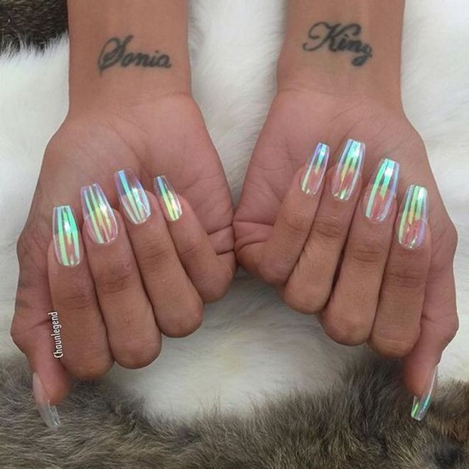 Imagem Com Unhas Holográficas Transparentes 