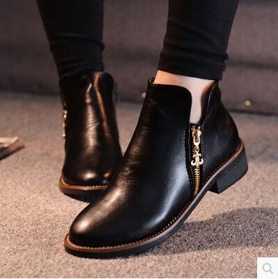 Imagem Com Bota De Cano Curto Ankle Boot