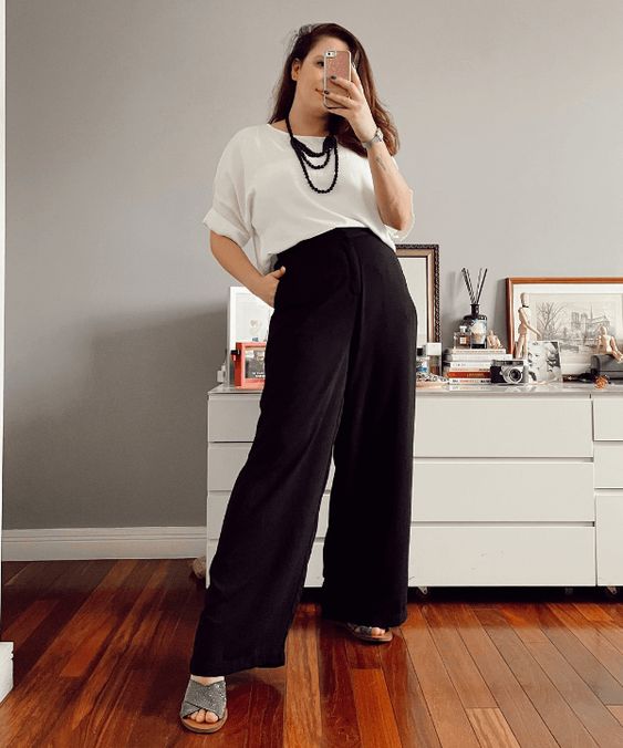 Imagem Com Look Com T-Shirt Branca E Calça Pantalona